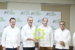 Industriales de Haina entregan reconocimiento al presidente Abinader