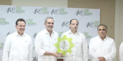 Industriales de Haina entregan reconocimiento al presidente Abinader