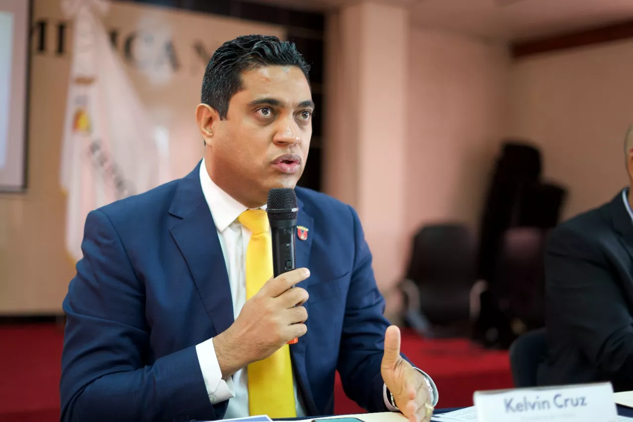 Alcalde Kelvin Cruz aumetó salarios a sus trabajadores