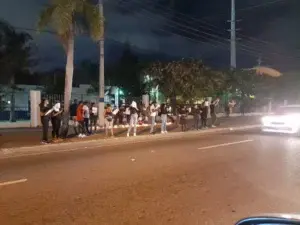 Familiares de David De los Santos encienden velas  frente al destacamento de Naco