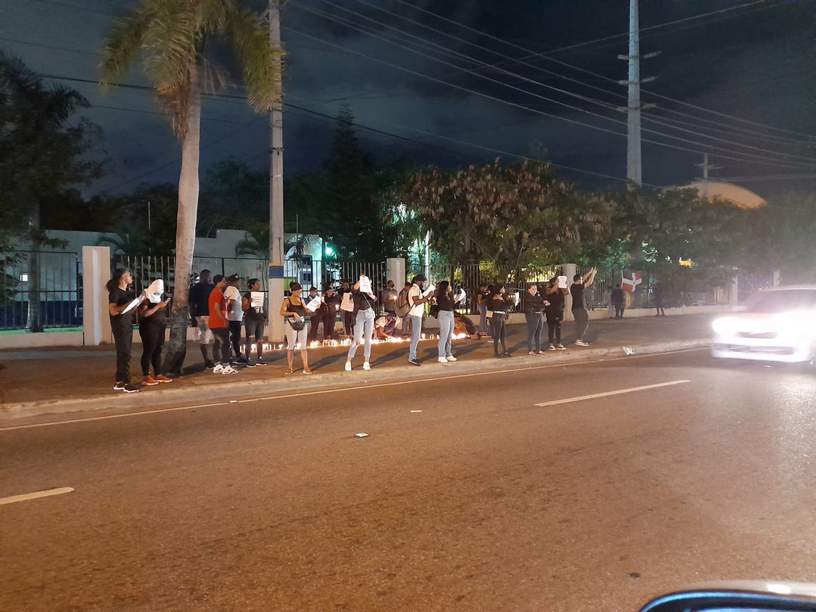 Familiares de David De los Santos encienden velas  frente al destacamento de Naco