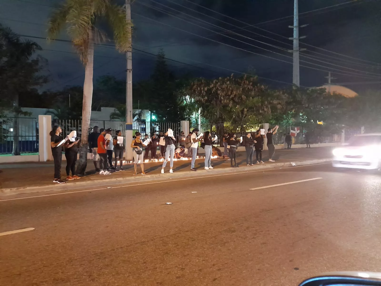 Familiares de David De los Santos encienden velas  frente al destacamento de Naco