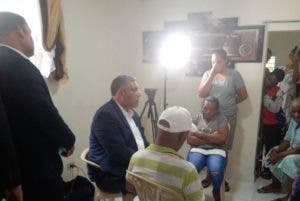 Ministro de Interior y Policía visita familiares de David de los Santos