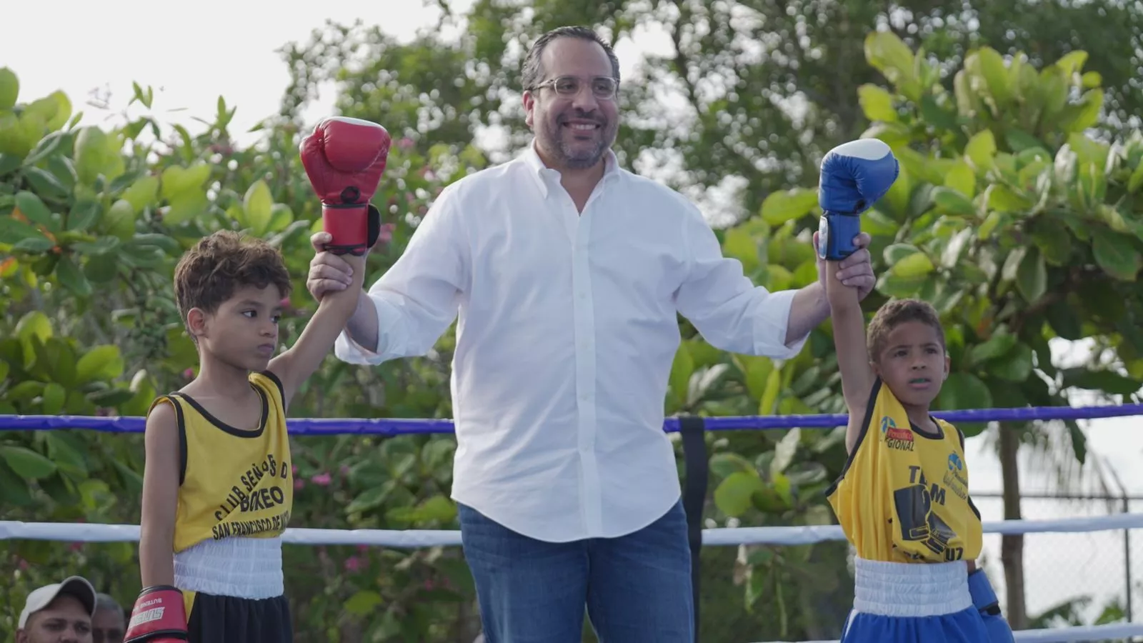 Alberto Rodríguez entrega ring de boxeo a club Salomé Ureña de Cenoví