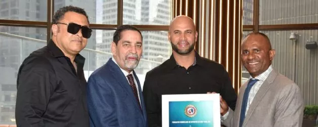 Albert Pujols recibe reconocimiento por su trayectoria en MLB