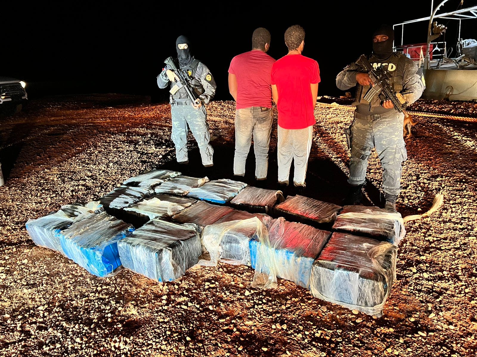 Autoridades incautan 430 paquetes de cocaína próximo a Isla Beata; apresan dos