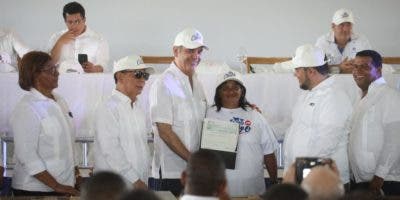 Presidente Abinader entrega RD$45 millones en créditos a 100 productores ovinocaprino en Pedernales