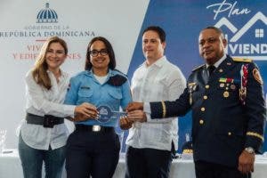 Ministro Bonilla entrega bonos Mi Vivienda a miembros del Cuerpo de Bomberos DN