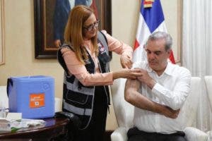 Abinader recibe la cuarta dosis de refuerzo contra Covid-19