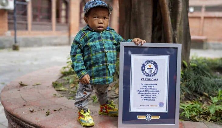 Conozca el adolescente más bajo del mundo, según el Récord Guinness