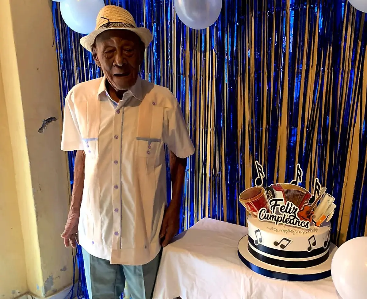 Anciano puertoplateño celebra sus 108 años de vida; aún toca tambora