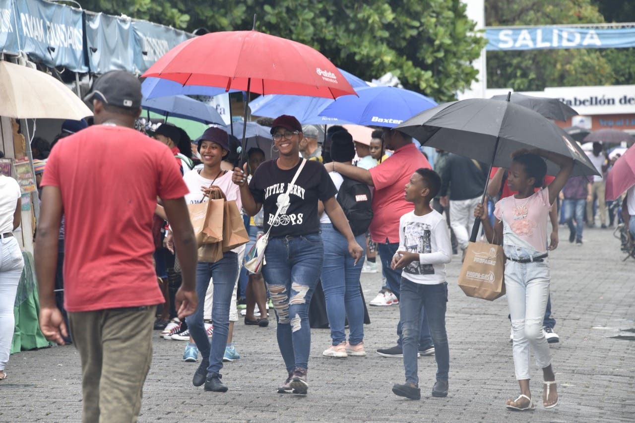 Visitantes desafían las lluvias y asisten masivamente a la Feria del Libro