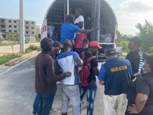 Migración apresó 385 haitianos durante operativo en Ciudad Juan Bosch