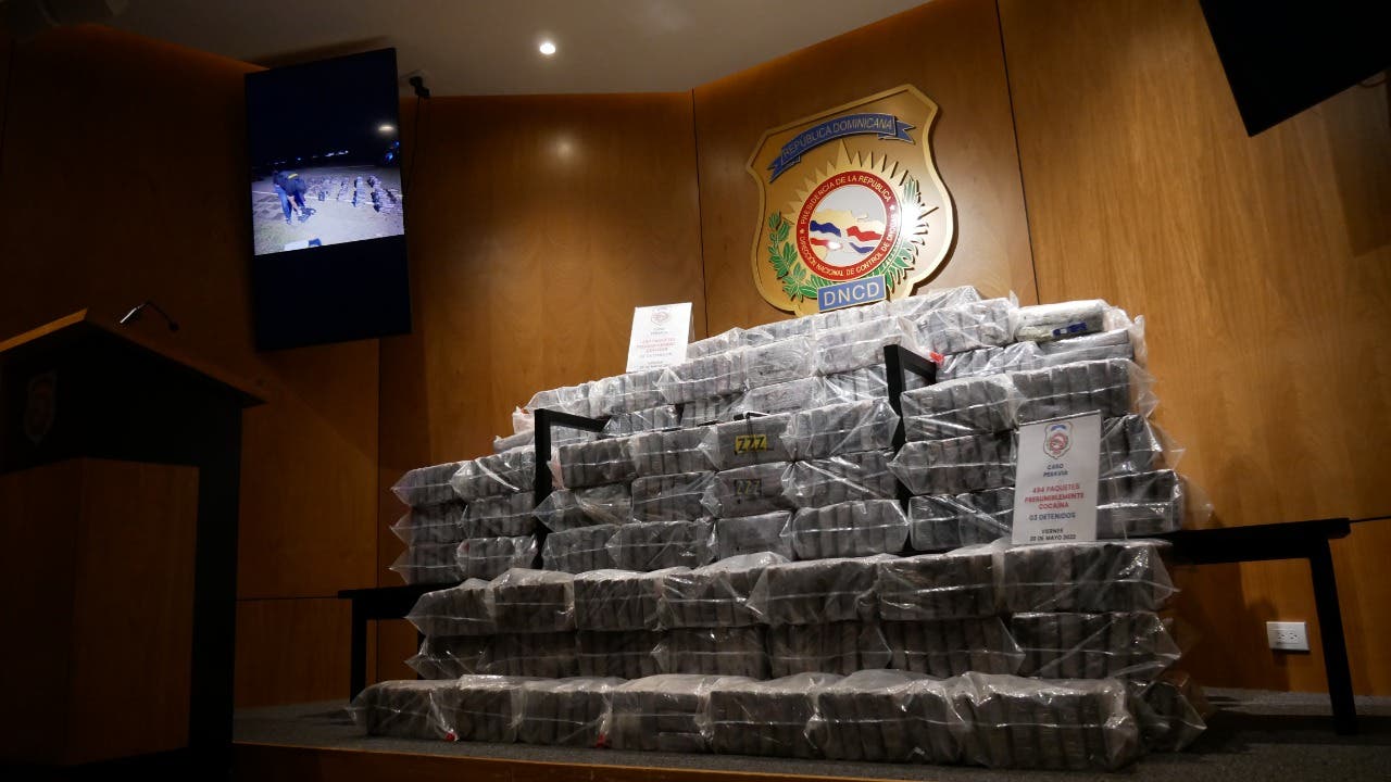 DNCD confisca 494 paquetes de cocaína en Peravia y detiene a tres personas