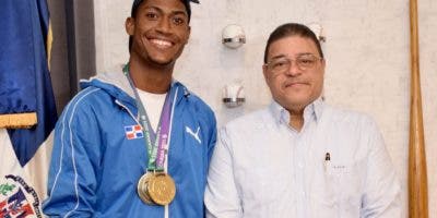 El ministro Camacho se compromete a seguir ayudando a los atletas especiales