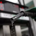 Alza del petróleo encarece todo y amenaza con frenar la economía mundial, alerta economista