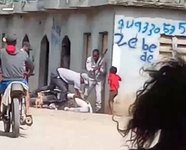 ¡Más brutalidad policial!: Dos policías le dan una golpiza a una mujer delante de su hija