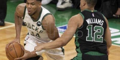 La defensa de los Bucks congela a los Celtics