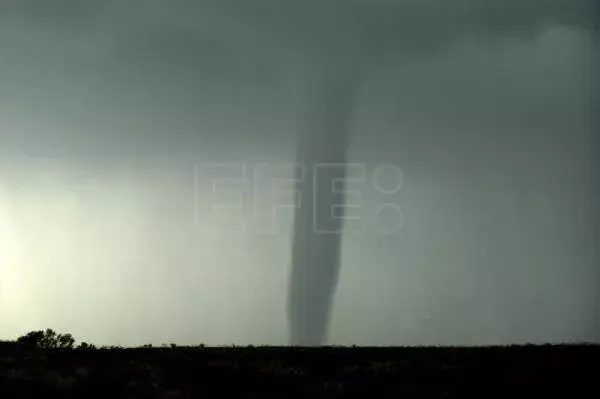 Tornado en norte de Puerto Rico provoca daños en residencias y red eléctrica