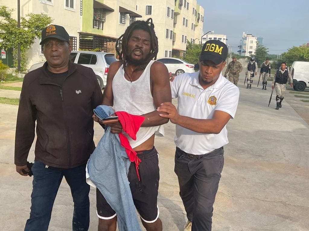 Migración realiza operativo en Ciudad Juan Bosch; apresan decenas de haitianas