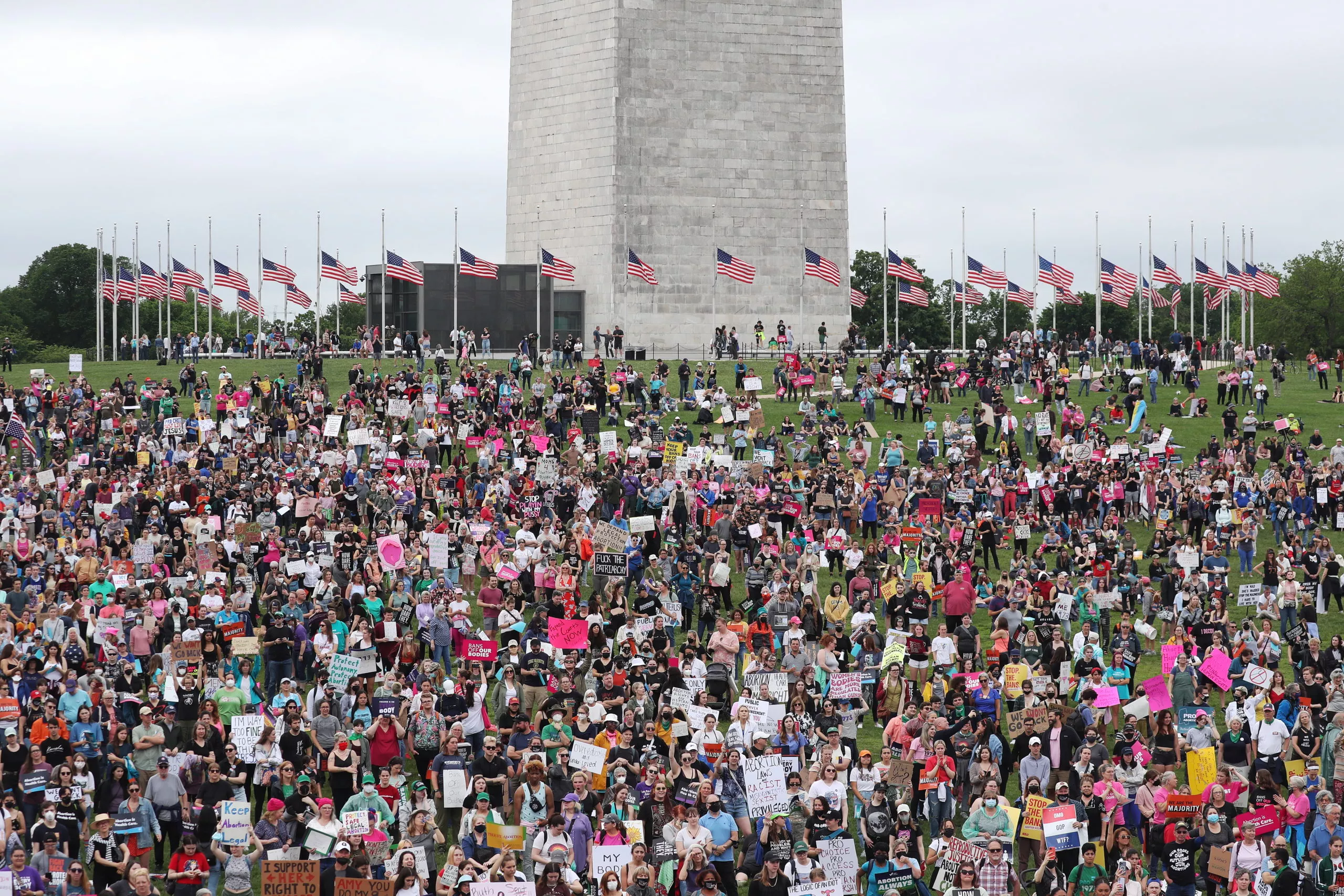 Centenares de mujeres exigen al Supremo de EEUU que mantenga el aborto legal