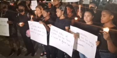 Familiares y amigos de David De los Santos realizan protesta pacífica frente a Ágora Mall