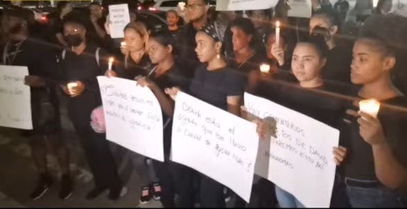 Familiares y amigos de David De los Santos realizan protesta pacífica frente a Ágora Mall