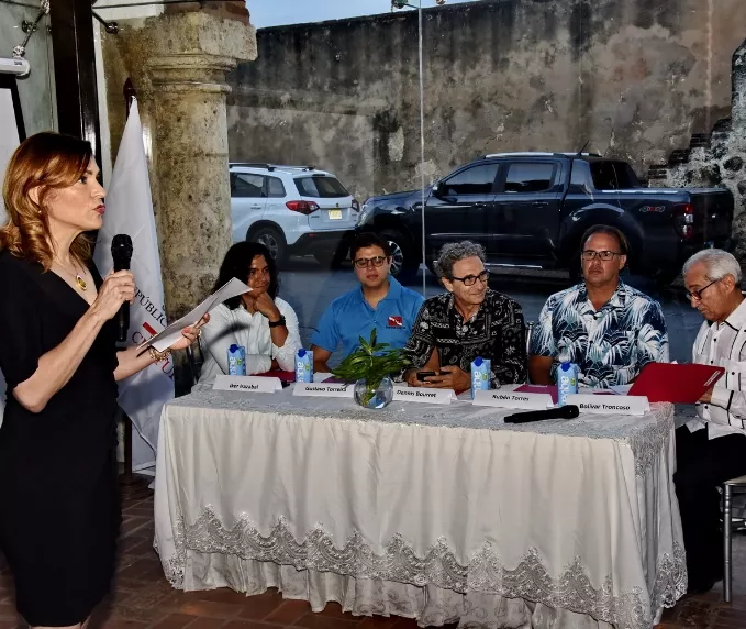Mónica Gutiérrez encabezó el acto  que contó con la presencia de geólogos y educadores.