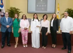 Universidad Católica con panel de la comunicación