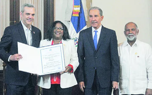 Gobierno reconoce el mérito magisterial