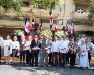 Efemérides Patrias deposita ofrenda floral en honor a los héroes Antonio de la Maza y Juan Tomás Díaz