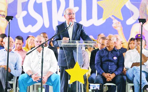 Danilo Medina arenga peledeístas y critica al Gobierno