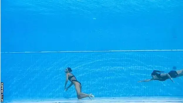 Vea el momento en el que salvan a nadadora Anita Álvarez tras desmayarse en el Mundial de Natación