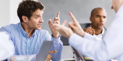 Por qué los efectos de las críticas duran mucho más que los de los elogios