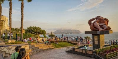 Malecón de Miraflores,  acantilado  creado con visión arquitectónica