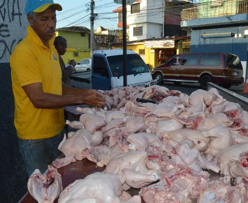 Huevos y pollos son importados por demanda