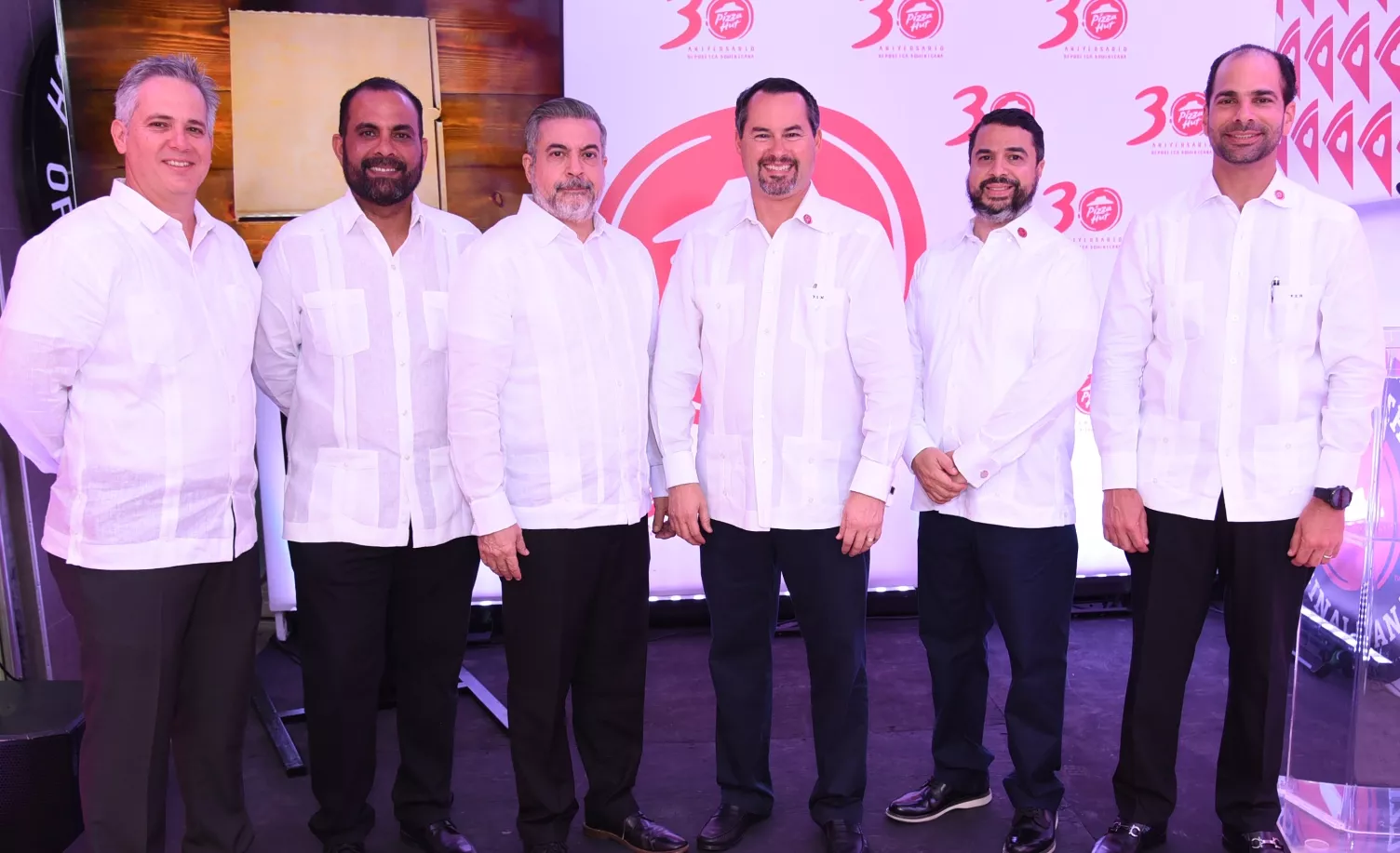 Pizza Hut festeja sus 30 años en el  mercado criollo