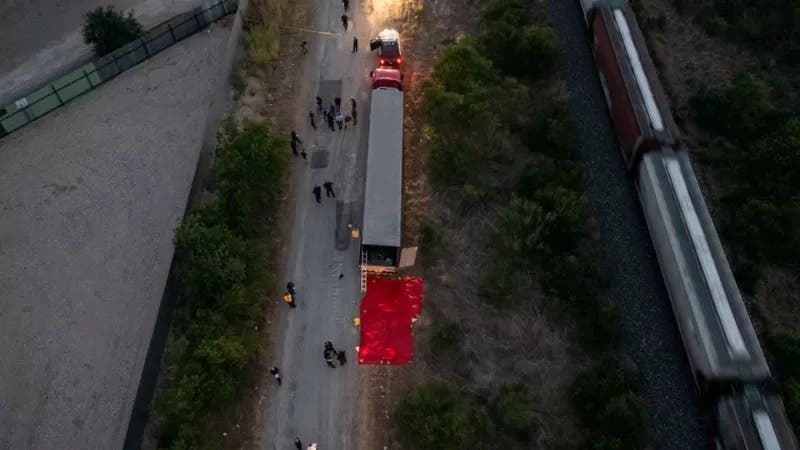 Qué se sabe de los 53 migrantes que murieron de calor dentro de un camión en Texas