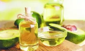 Uso de aceite de aguacate brinda salud al cabello