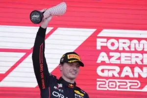 Max Verstappen impone calidad en Azerbaiyán