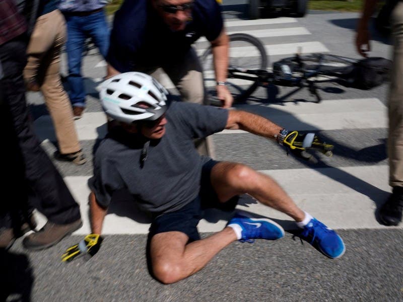Biden se cae de la bicicleta durante un paseo por la playa