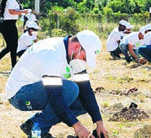 Personal de las plantas de CTPC siembra  en el entorno