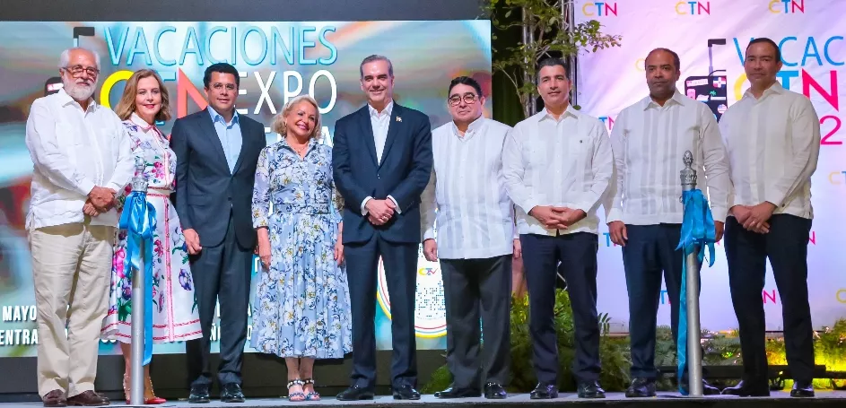Luis Abinader  junto  Miguel Calzada, Rosa Hernández, David Collado, Clarissa de la Rocha, Rolando González, Christopher Paniagua, Samuel Pereyra y Luis Molina Maríñez.