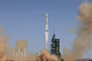 China lanza una nueva misión tripulada para completar su estación espacial