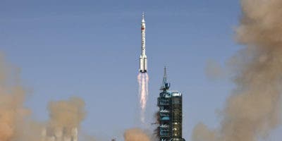 China lanza una nueva misión tripulada para completar su estación espacial