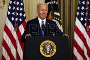 Biden firma una ley para descongestionar los puertos de Estados Unidos