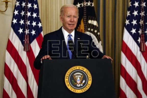 Biden firma una ley para descongestionar los puertos de Estados Unidos