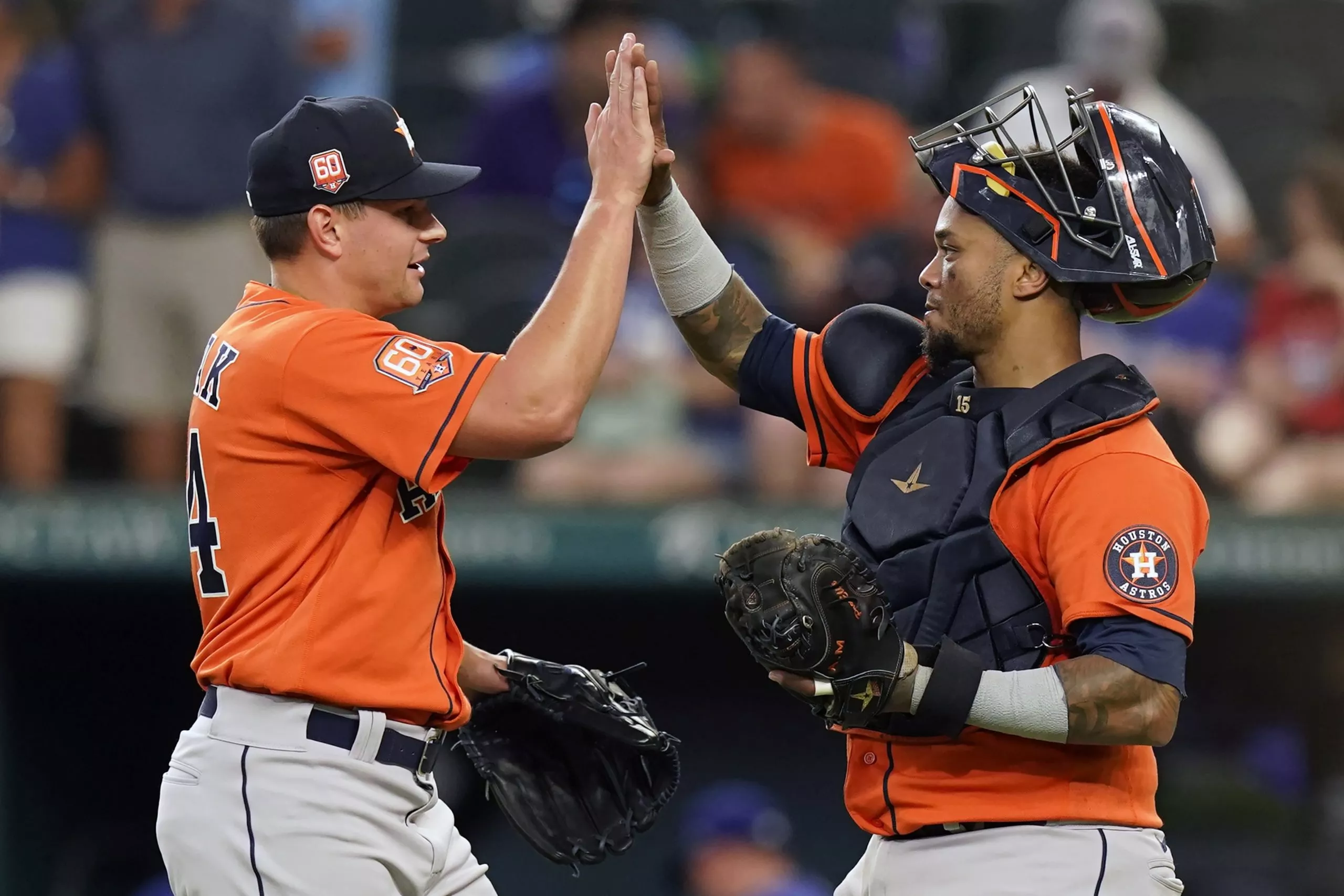 Astros lanzan 2 innings inmaculados y vencen a Rangers