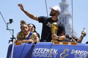 Multitudinaria fiesta en San Francisco por el título de NBA de los Warriors