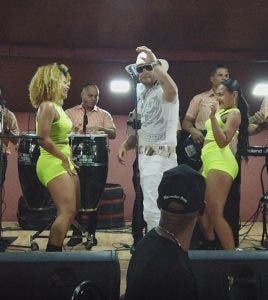 Bailarinas coristas se destacan en la música típica